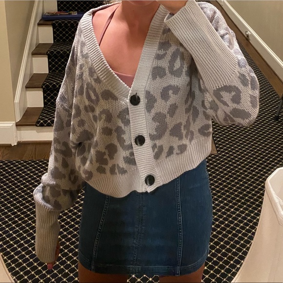 Cheetah print grey sweater with buttons - Picture 1 of 5